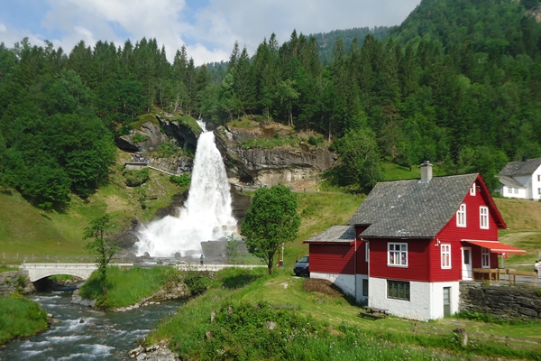 ノルウェー　バスの旅　ウルビィクからベルゲン スタインダールの滝経由